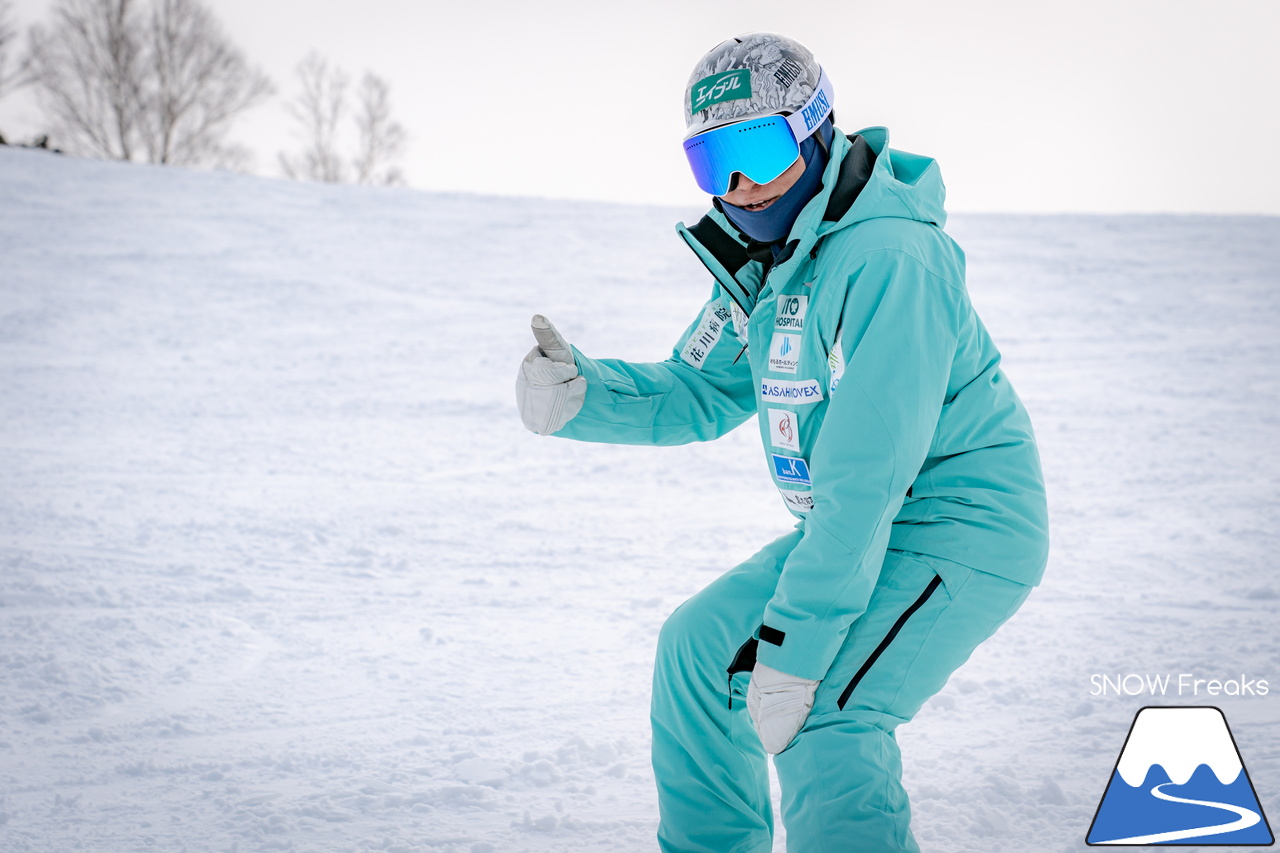 井山敬介さんと秋元日菜子さんのコンビは今年も健在！さらに、サプライズゲストも登場？！憧れのスキーヤーと一緒に雪と戯れ、『いちえ』の美味しいランチをいただく…。夢のようなイベント。めもるホールディングス presents プロスキーヤー・井山敬介さんと行く｜ダイナスティスキーリゾート
